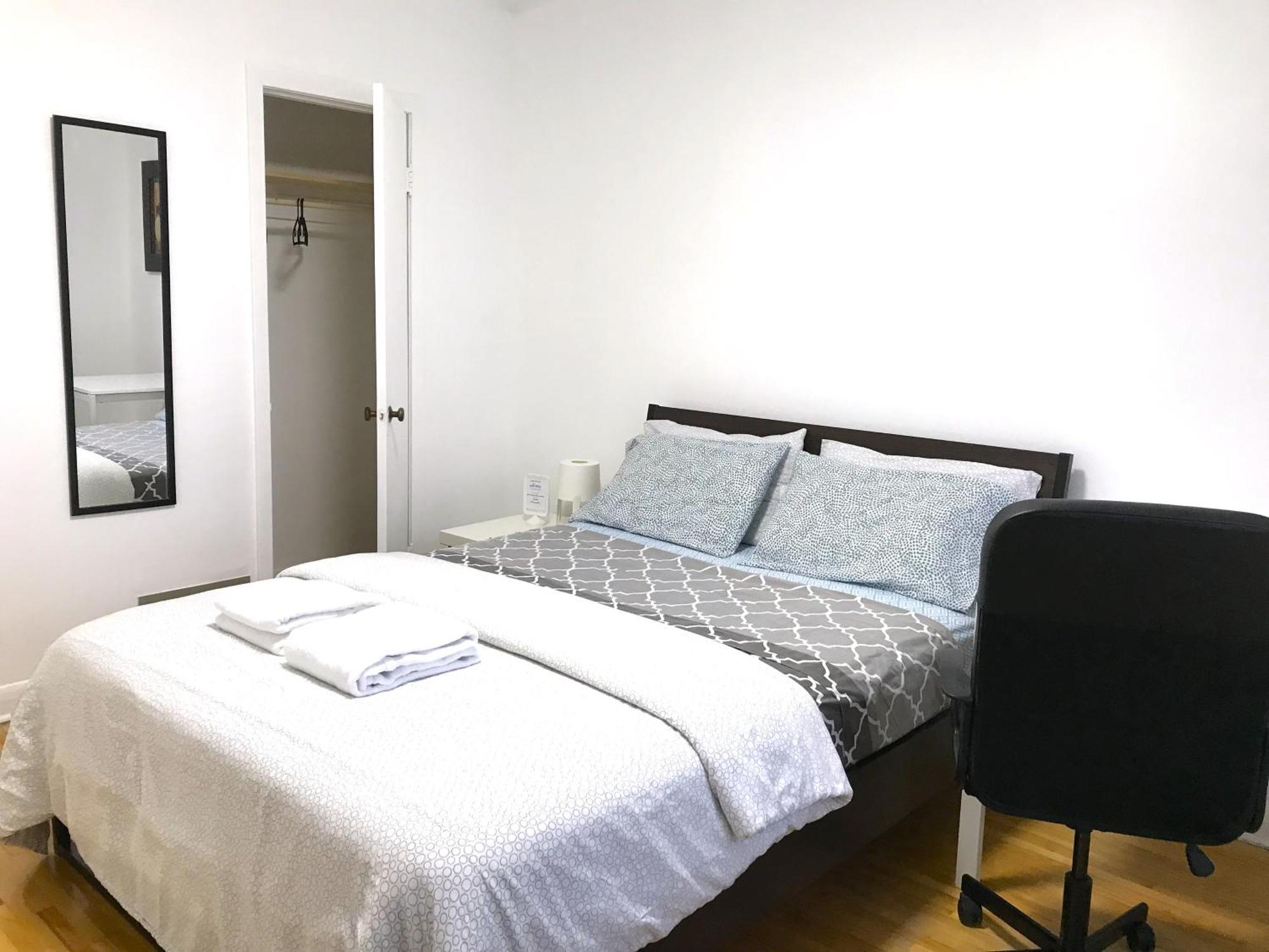 Big Private Room Midmontreal Next To Station Metro - Parking Free Bagian luar foto