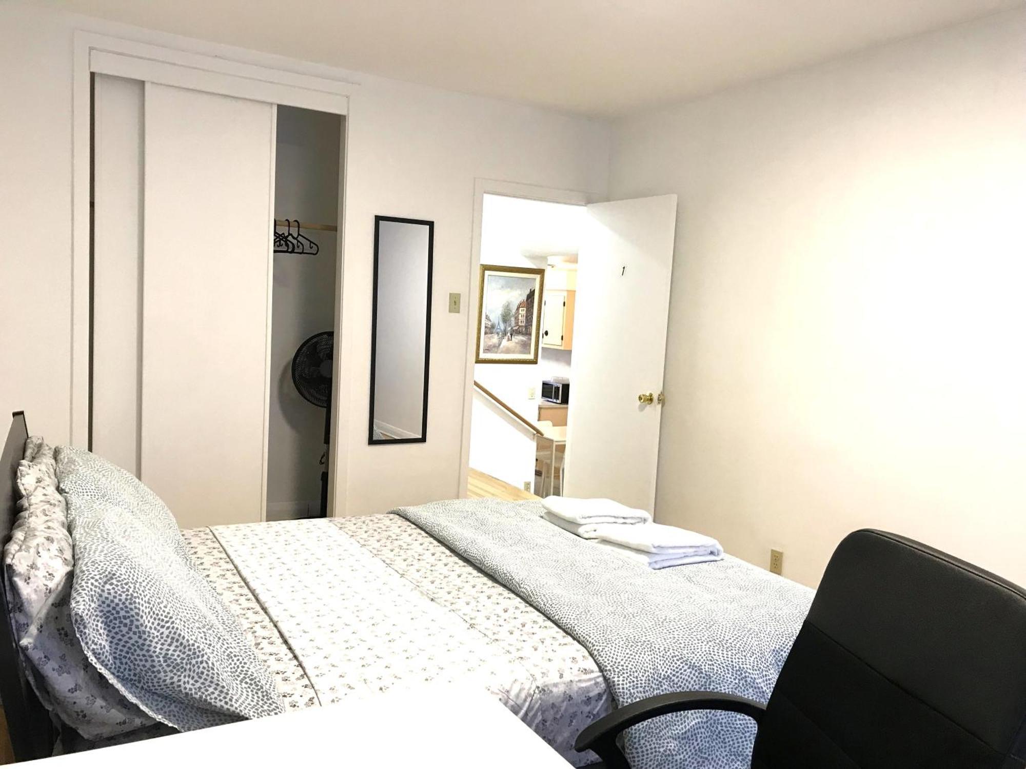 Big Private Room Midmontreal Next To Station Metro - Parking Free Bagian luar foto