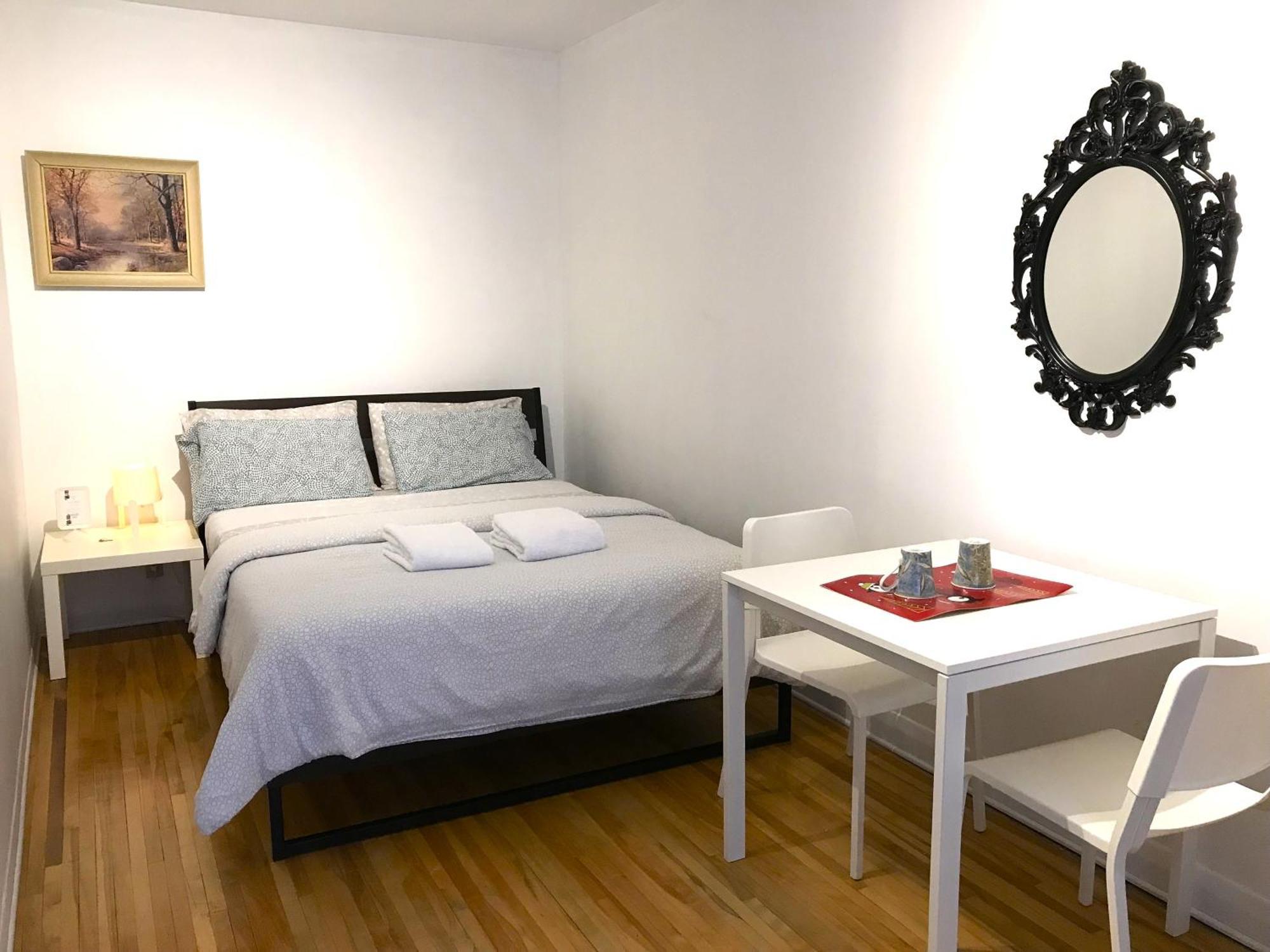 Big Private Room Midmontreal Next To Station Metro - Parking Free Bagian luar foto