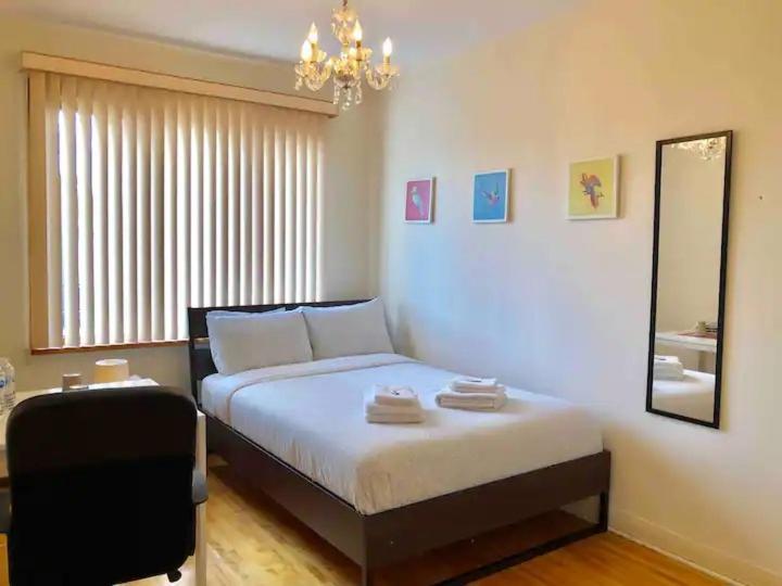 Big Private Room Midmontreal Next To Station Metro - Parking Free Bagian luar foto