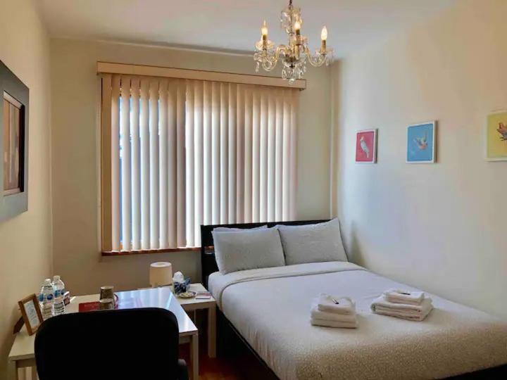 Big Private Room Midmontreal Next To Station Metro - Parking Free Bagian luar foto